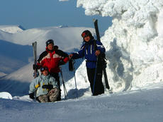 Внетрассовое катание на горных лыжах и сноуборде по целине. Подъем на снегоходе.